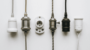 Collection de composants électriques pour lampes, y compris douilles et câbles pour abat-jours en verre.