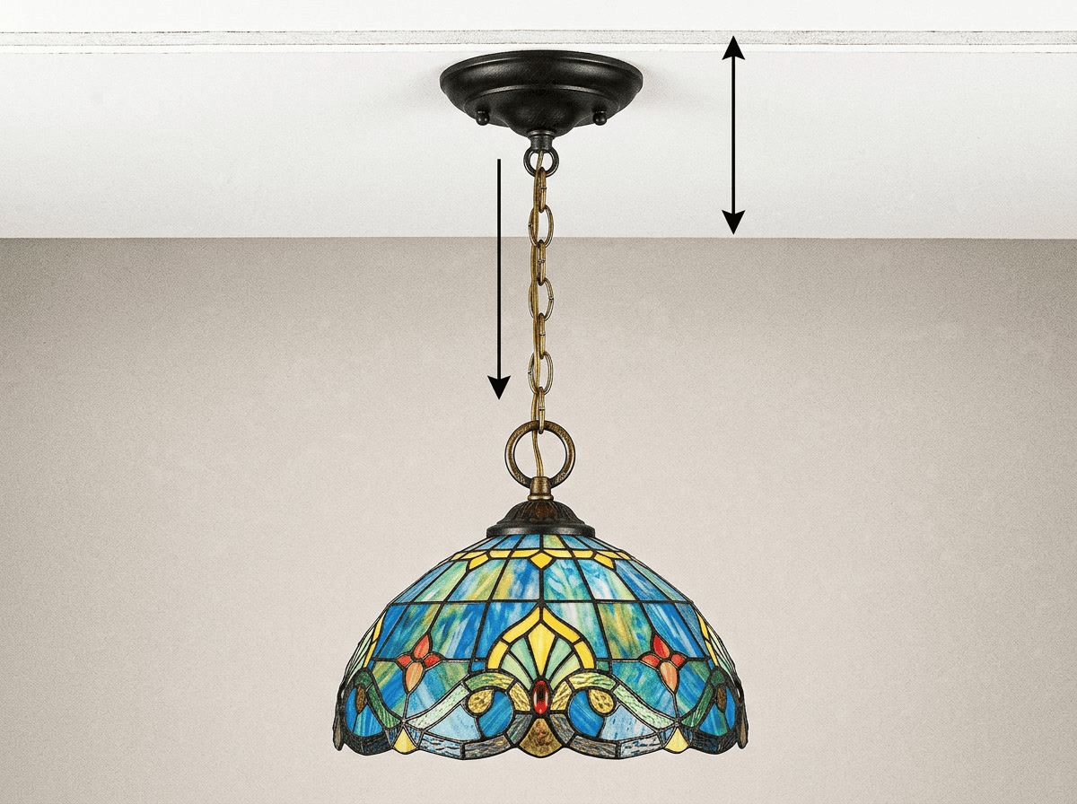 Luminária pendente estilo Tiffany em vidro colorido com design floral vibrante.