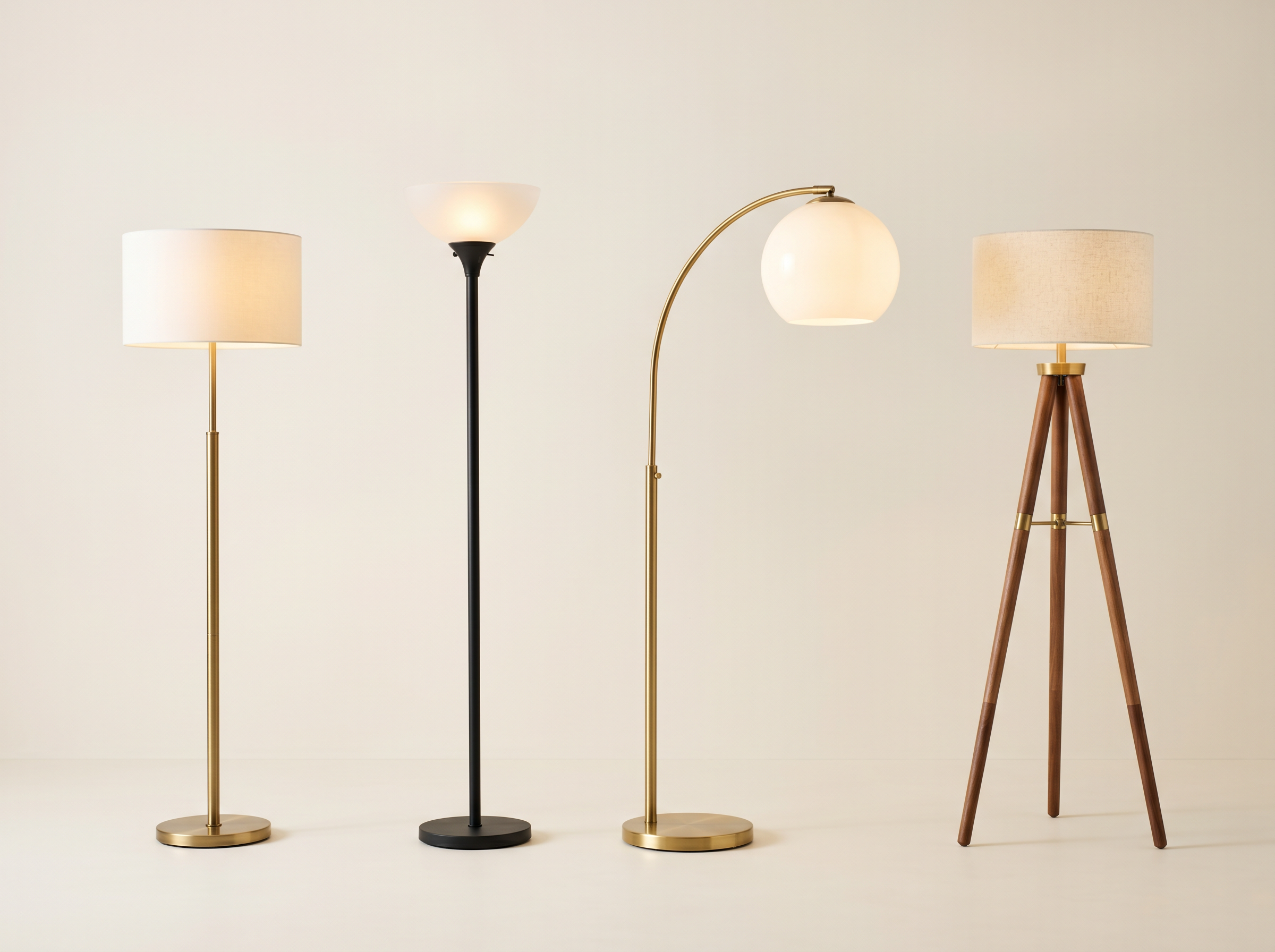 Types de lampes sur pied : lampe sur pied standard, torche, lampe arc et lampe tripode avec abat-jour en verre
