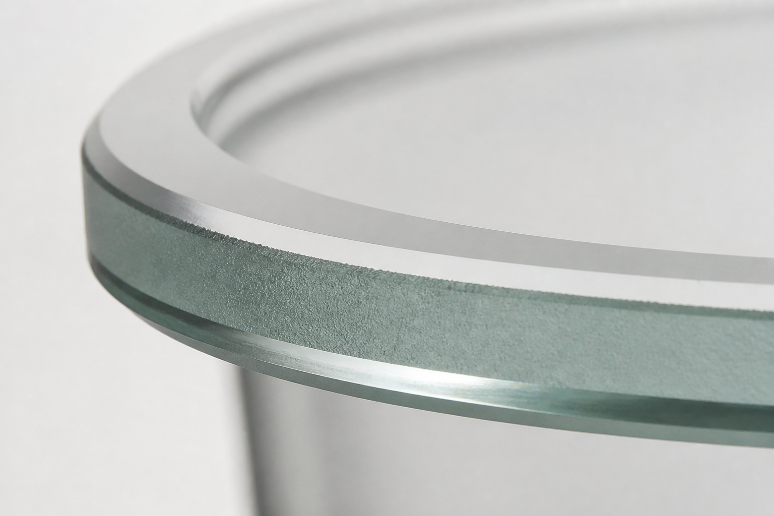 Bord d’abat-jour en verre ébavuré avec de petits chanfreins de sécurité
