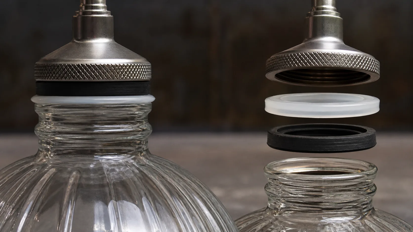 Étude macro du positionnement correct des rondelles en silicone et en caoutchouc entre un abat-jour en verre et un support métallique, avec comparaison d’un joint manquant