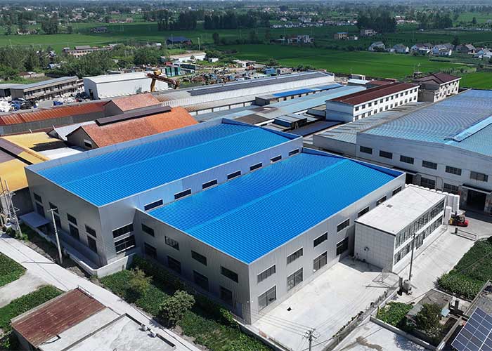 Fábrica industrial moderna especializada en la producción y fabricación de pantallas de lámparas de vidrio.