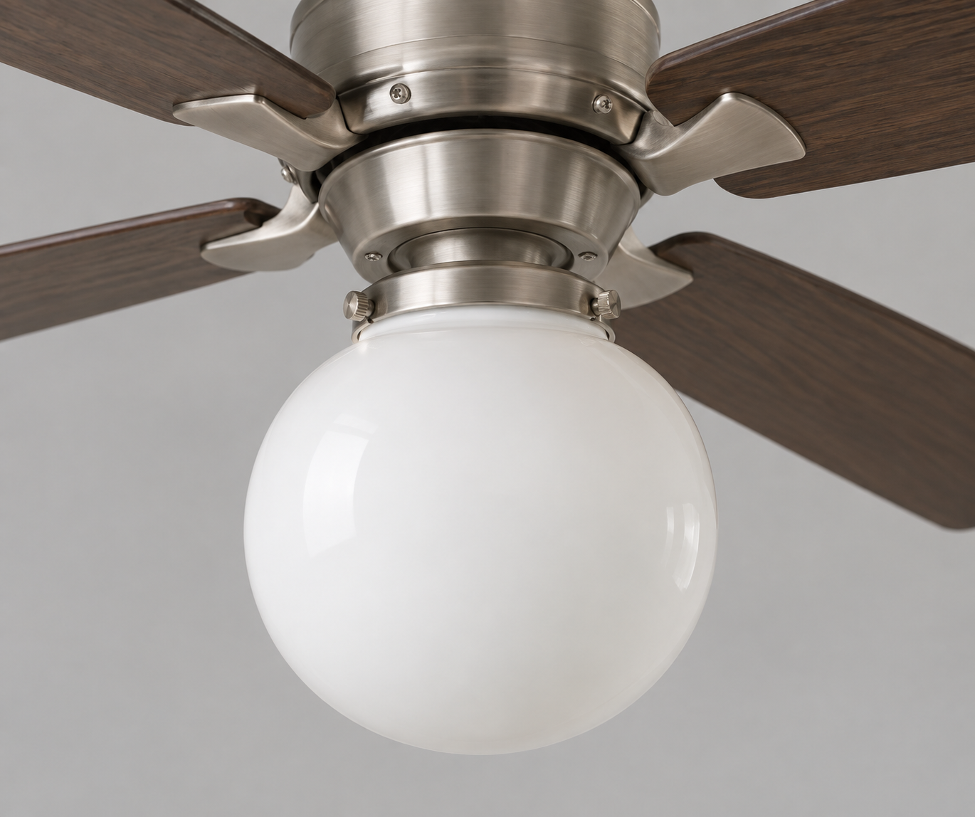 Mockup di apparecchio luminoso per ventilatore da soffitto non marchiato che mostra la distanza di sicurezza del globo di vetro attorno al portalampada e all'anello di fissaggio