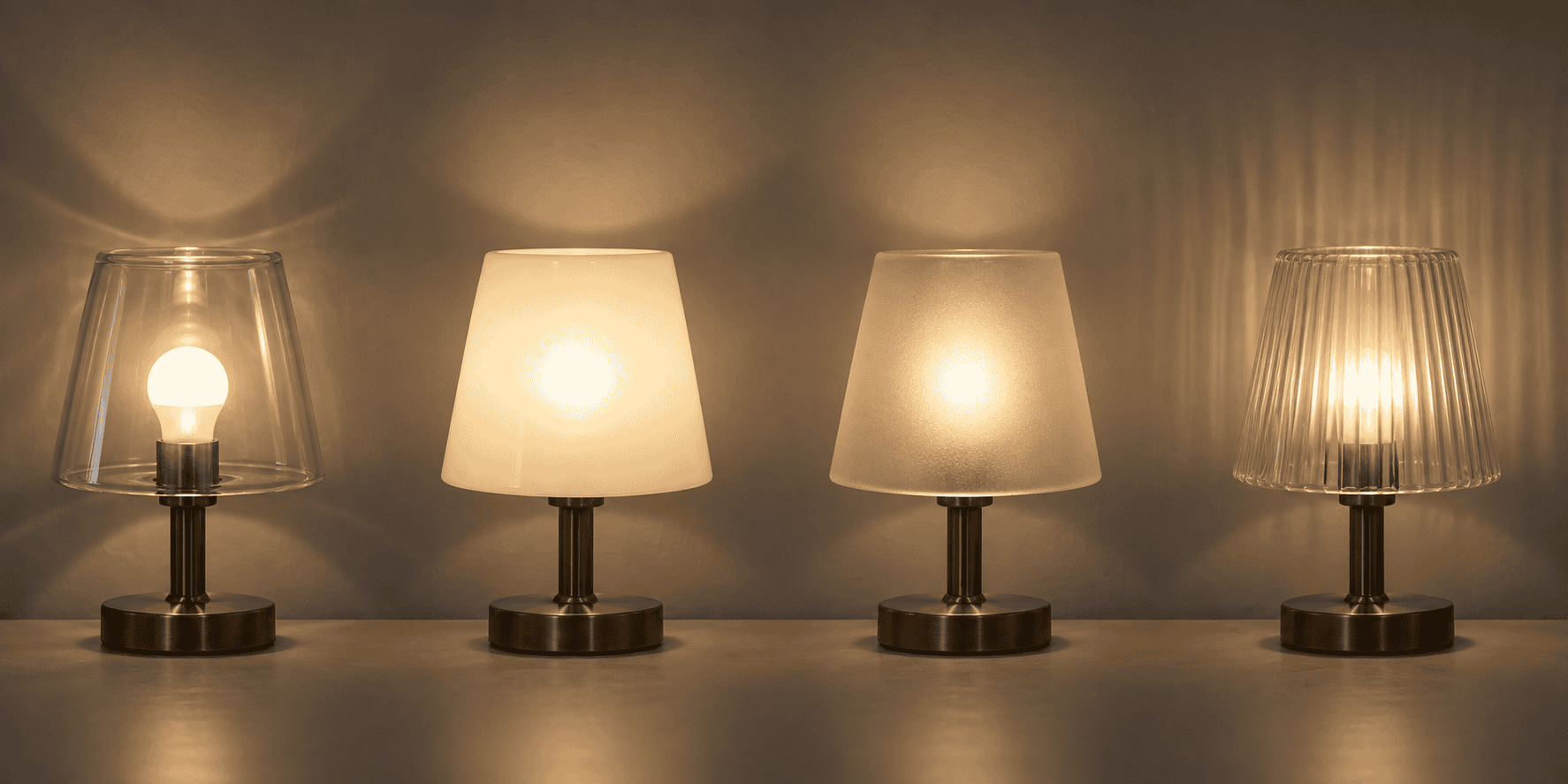 Paralumi in vetro per lampada da tavolo trasparente, opalino, satinato e rigato che brillano sotto la stessa fonte di luce calda