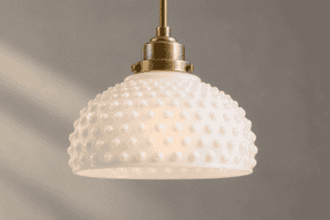 Elegante paralume in vetro bianco con superficie testurizzata per design dell’illuminazione.