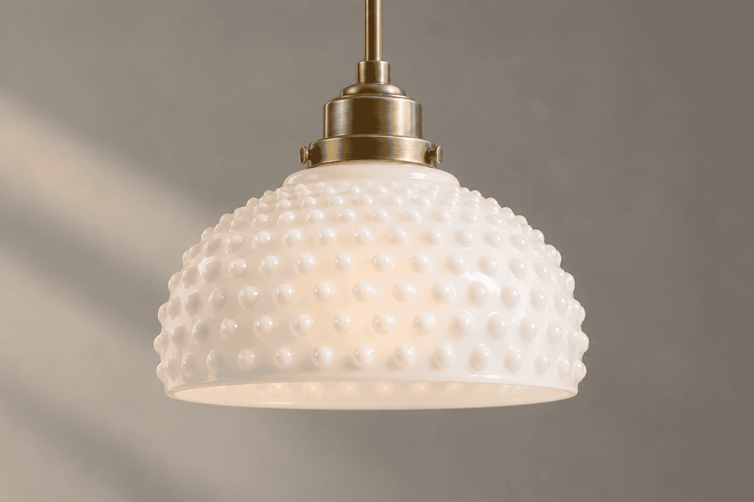 Elegante paralume in vetro bianco con superficie testurizzata per design dell’illuminazione.