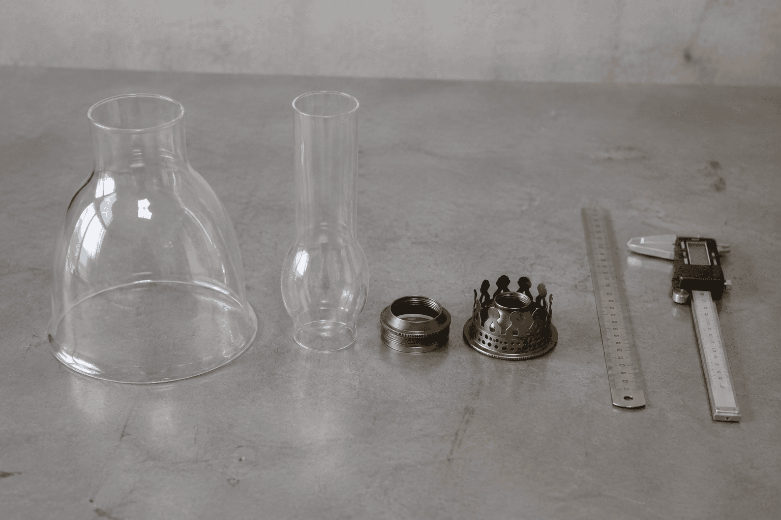 Abat-jour en verre clair, cheminée, anneau de retenue et ouvertures de fixation mesurés côte à côte pour une revue de remplacement de lampe à huile
