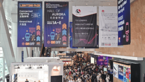 Banner della fiera dell'illuminazione che mostra illuminazione lineare LED e dettagli del produttore.