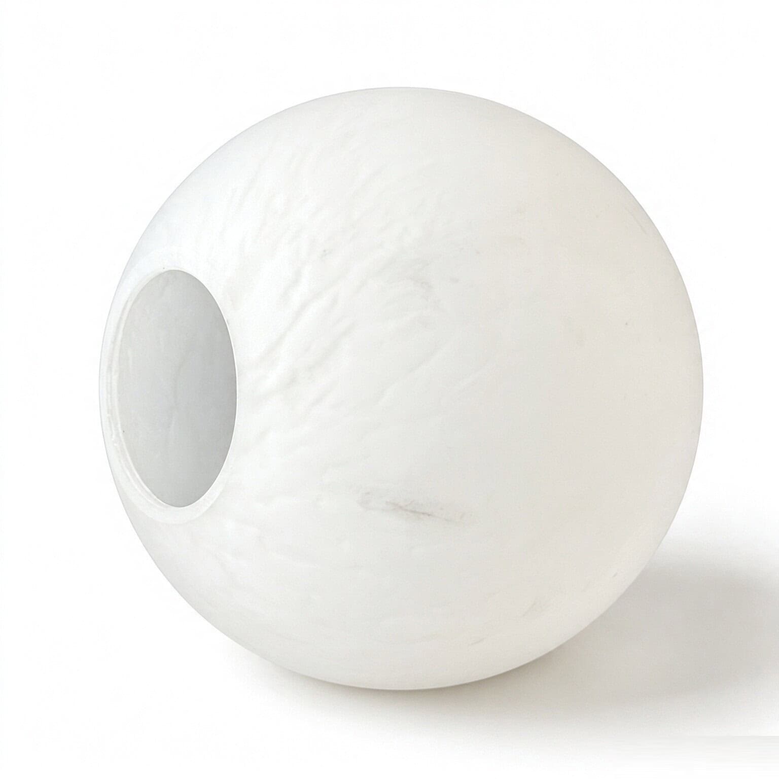 Abat-jour en verre givré blanc avec un design lisse et arrondi pour un éclairage élégant.